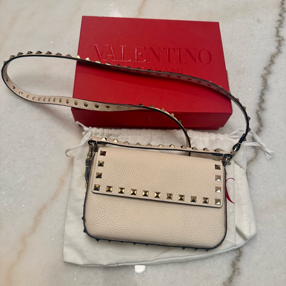 Valentino Garavani Garavani Rockstud Pouch in Light Ivory